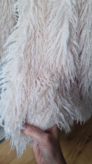 Бяло пухено палто