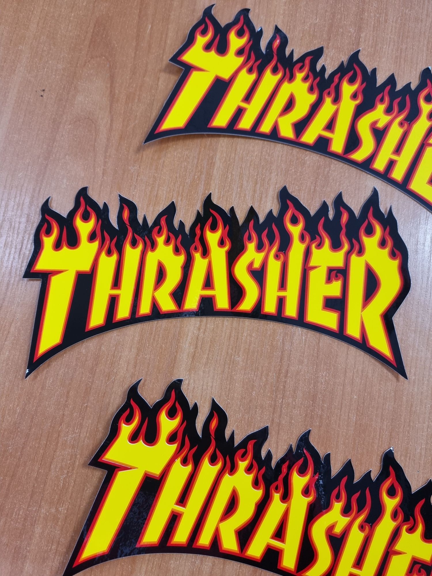 Стикер Thrasher голям, скейтборд