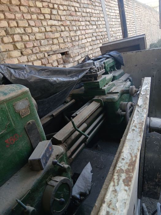 Токарный 3 та станок  сотилади