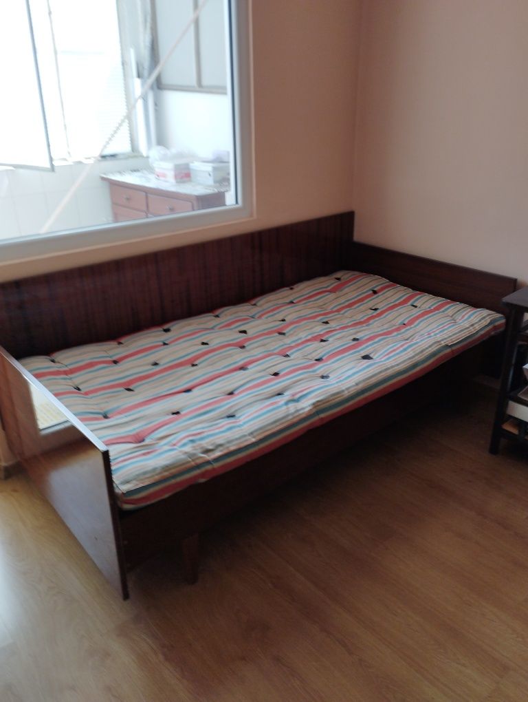 Продавам единично регло с пружина