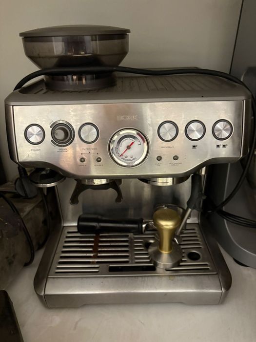 Кофемашина BORK с встроенной кофемолкой (рожковая)