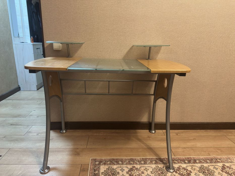 Стол из каленого стекла с подставками