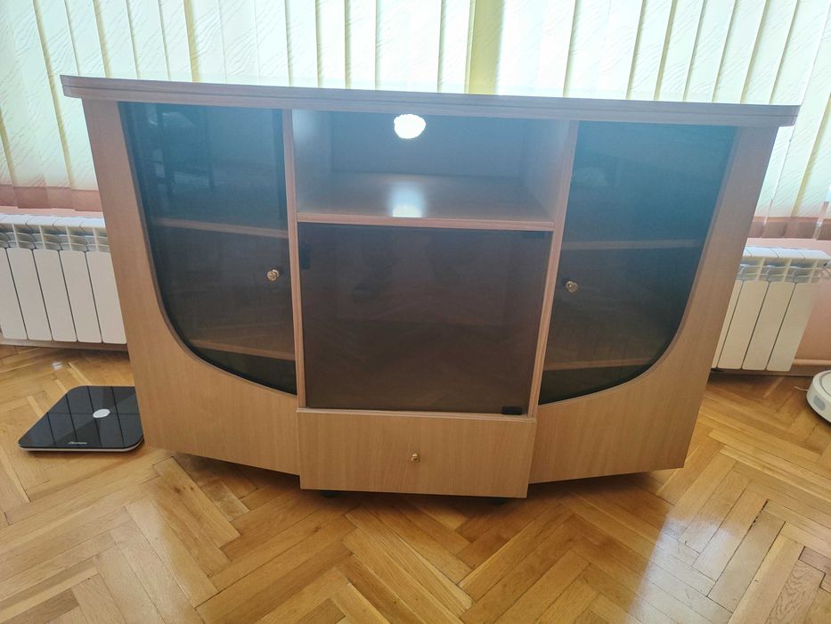 Продавам шкаф със стъклени витрини подходящ за хол, TV и др.