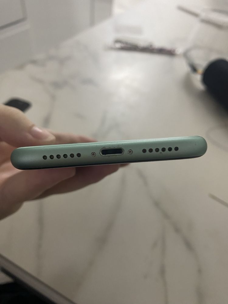 iPhone 11 Verde 128GB + husa