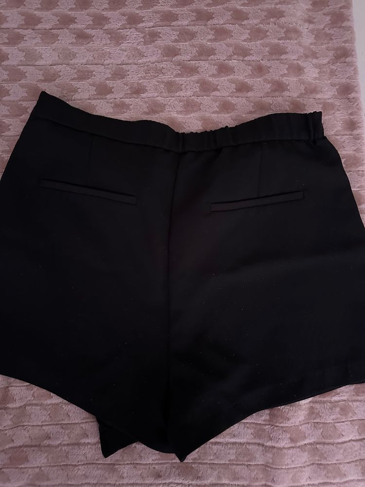 Къси панталонки на Bershka