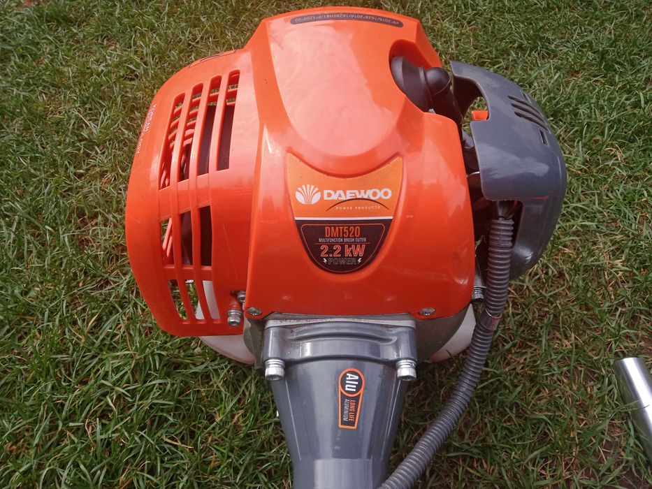 Masina de tuns iarba / Motocoasa pe benzina Daewoo DMT 520 52CC 2.2KW