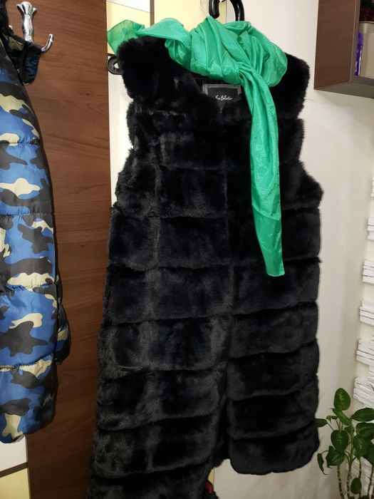 Vand incaltaminte de primavara  marimea 37 si o vesta blanita neagra