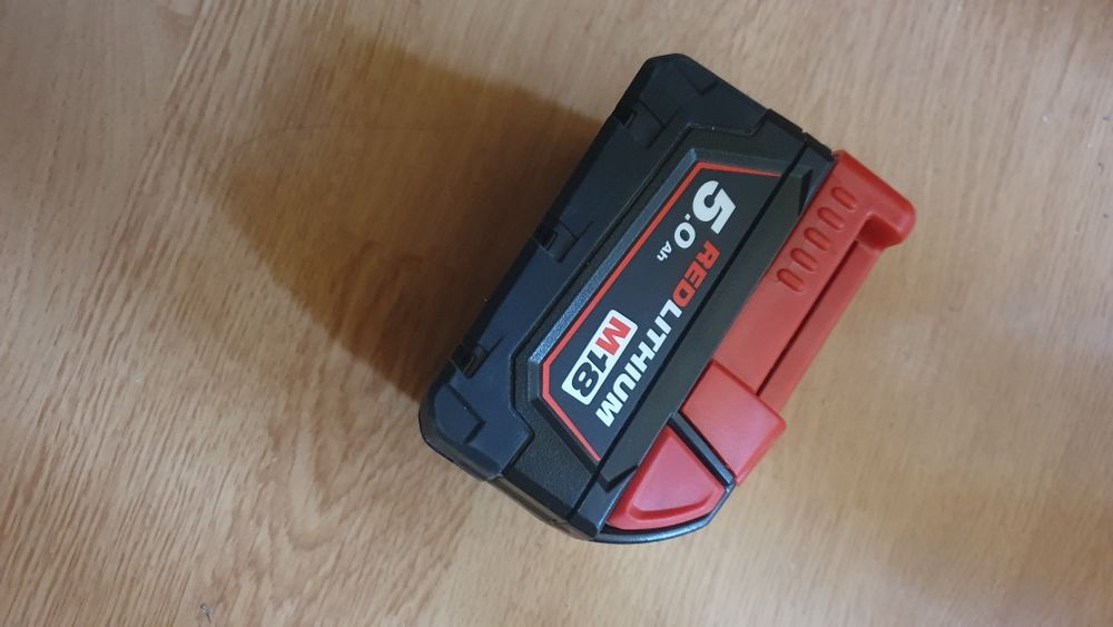 Baterie Milwaukee 5.0 Amp. nouă + adaptor Usb.