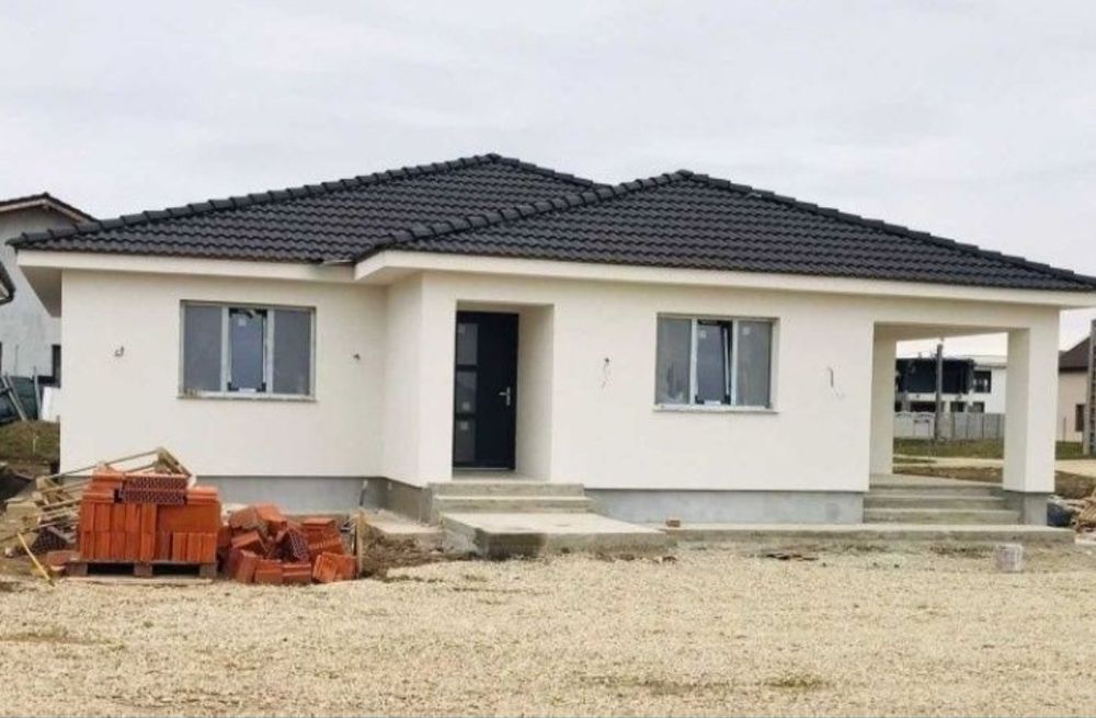 Casă de locuit pe structură metalică învelite cu panouri sandwich preț