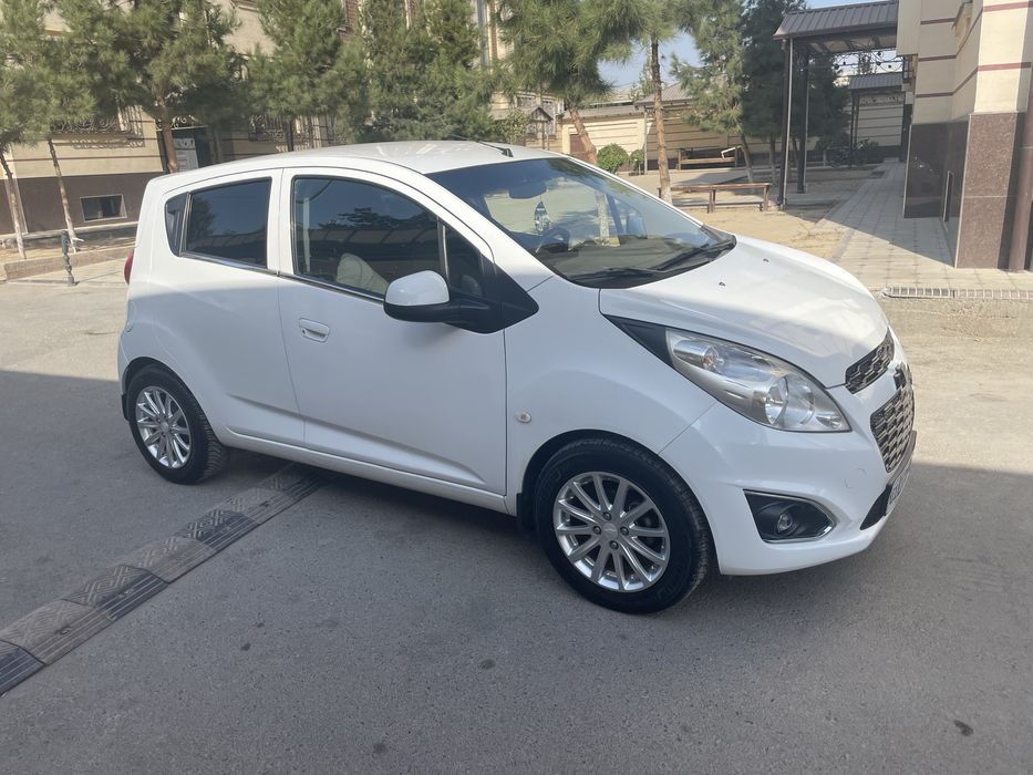 Chevrolet spark beliy
