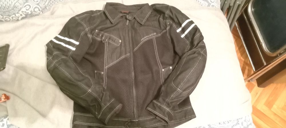 Продам мото куртку почти новая