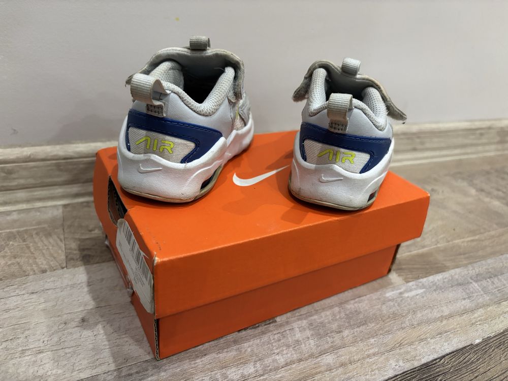 Маратонки Nike.