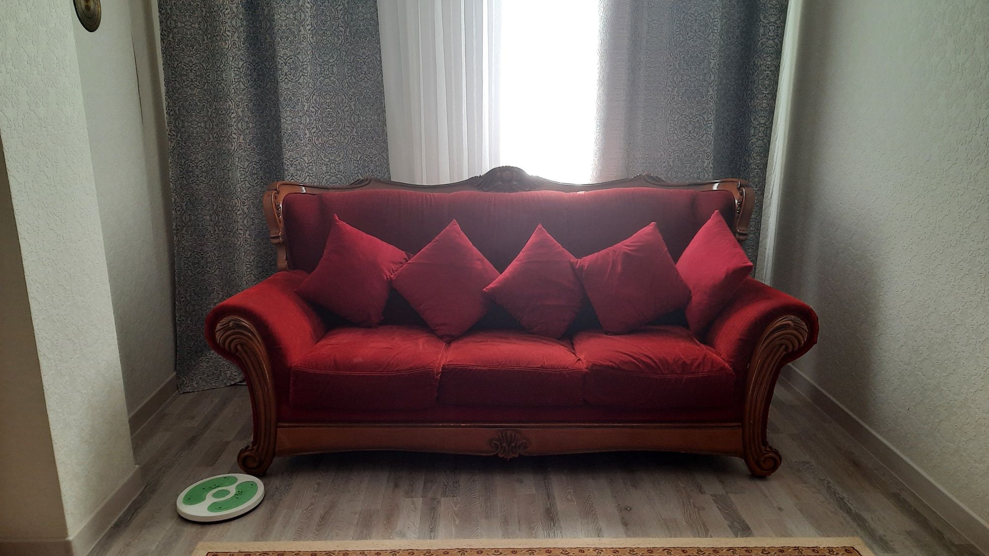 Мягкий уголок, диван и кресло