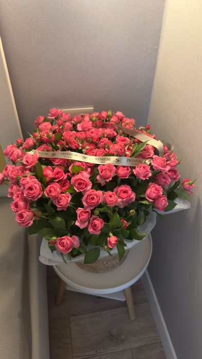 Свежий цветы, спрей в большом корзине. Выглядит очень дорого и богато