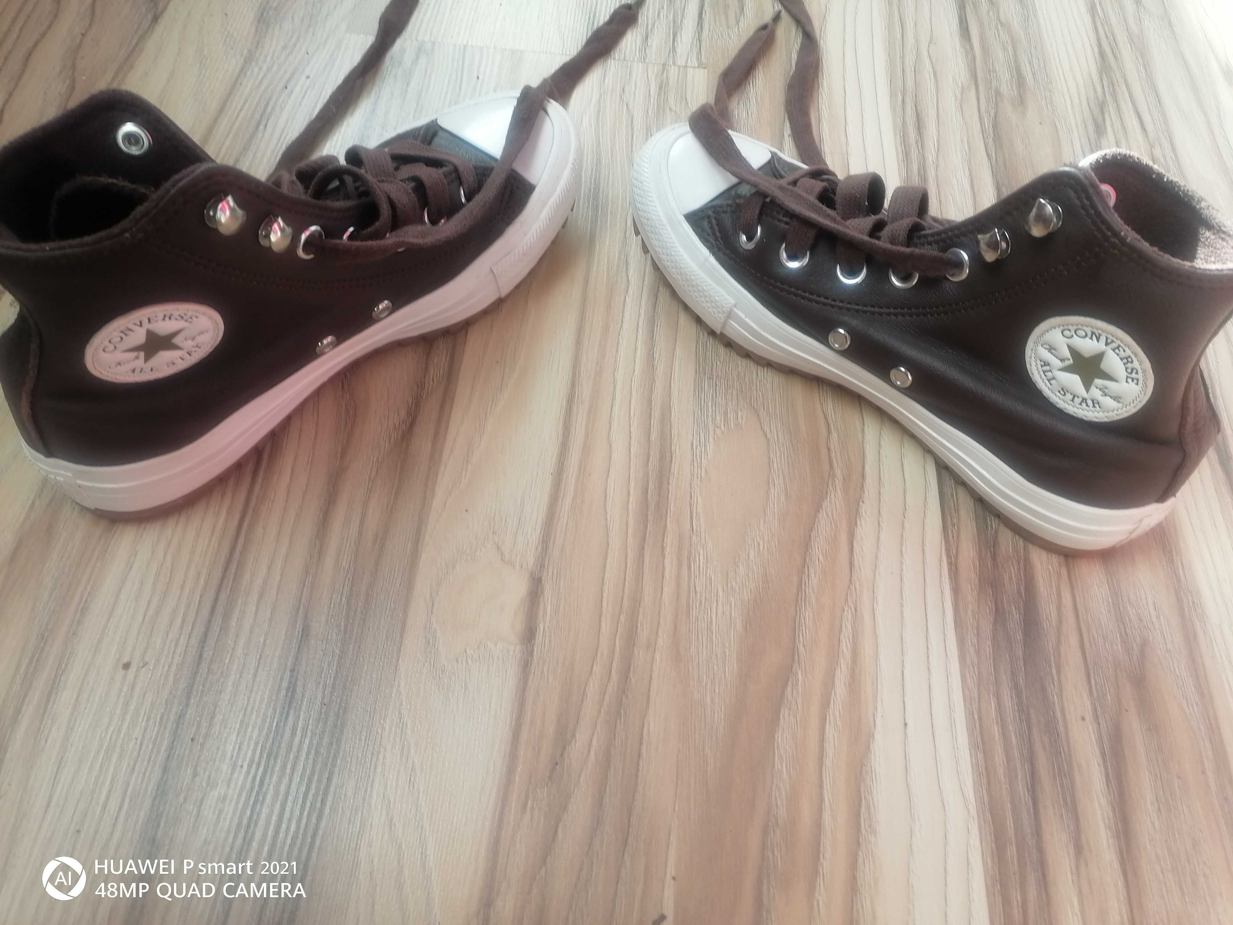 Продавам оригинални кожени кецове Converse