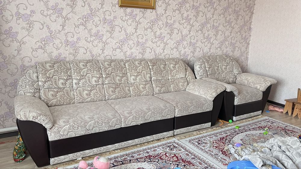 Срочно продам диван с креслой