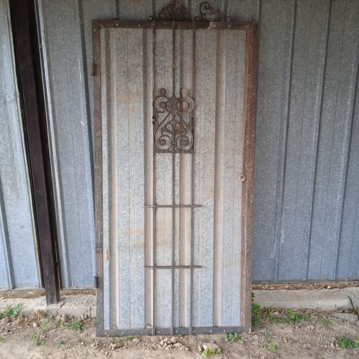 Металический дверь