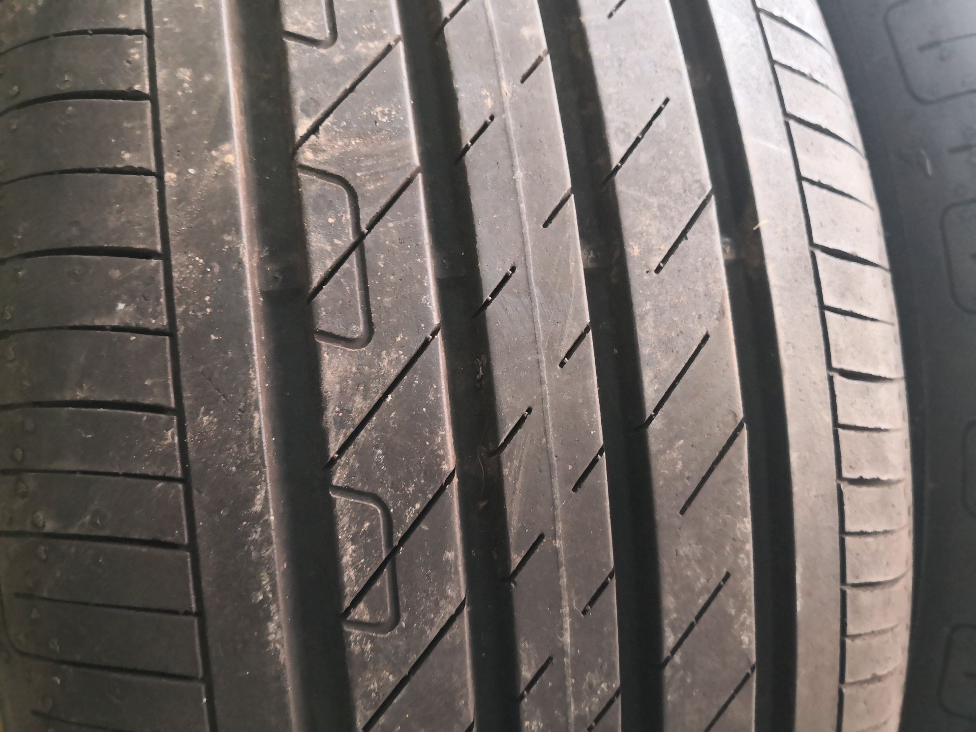 215 50 18 цола гуми като нови Goodyear dot 21 22 falken dot24