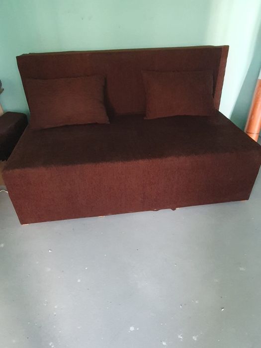 Vand canapea extensibila cu lada ,putin folosita ,burete cu memorie !