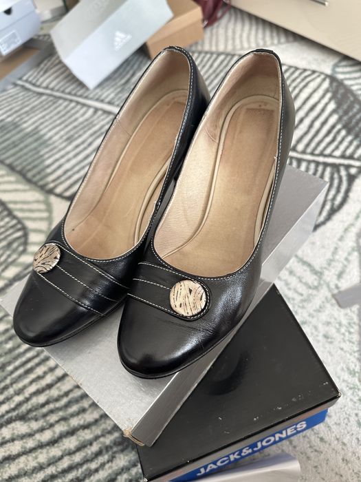 Vand pantofi dama si barbat la 60 70 lei perechea