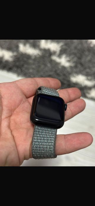 Vand doua apple watch :se si seria 6