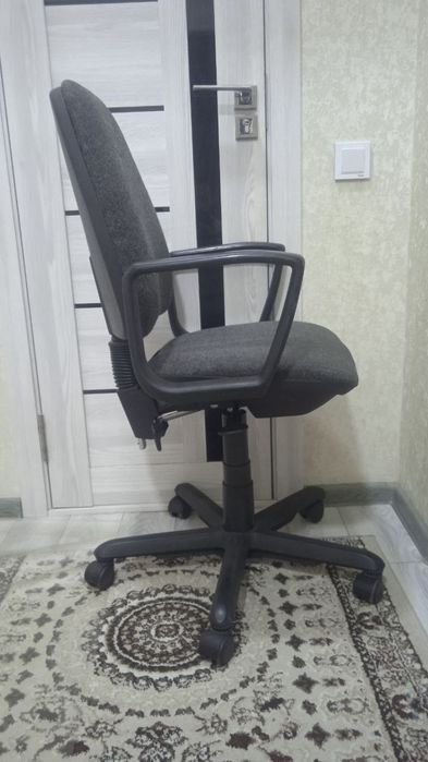 Ofis kreslo sotiladi holati yaxshi. Mexanizmlari ishlidi.