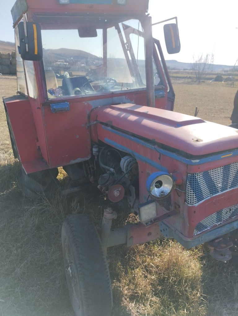 Vînd Tractor Zetor
