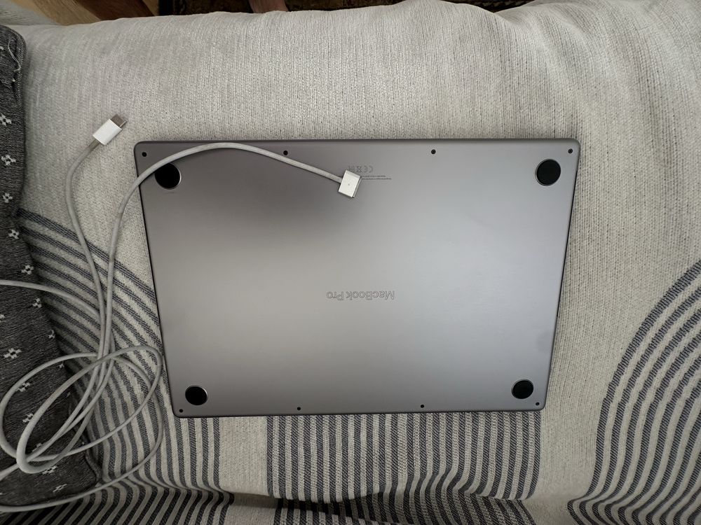 Macbook. Pro 16   M1 pro.  32 GB RAM/ 2TB SSD