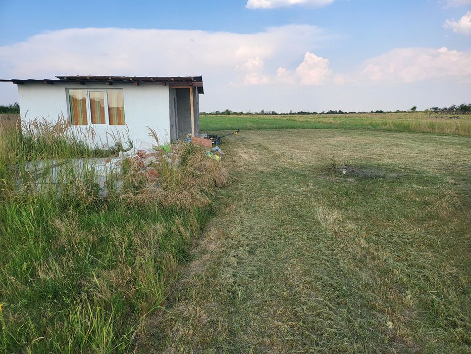 Teren intravilan în Bradu 6000m cu 33 m deschidere la 6km de Pitești