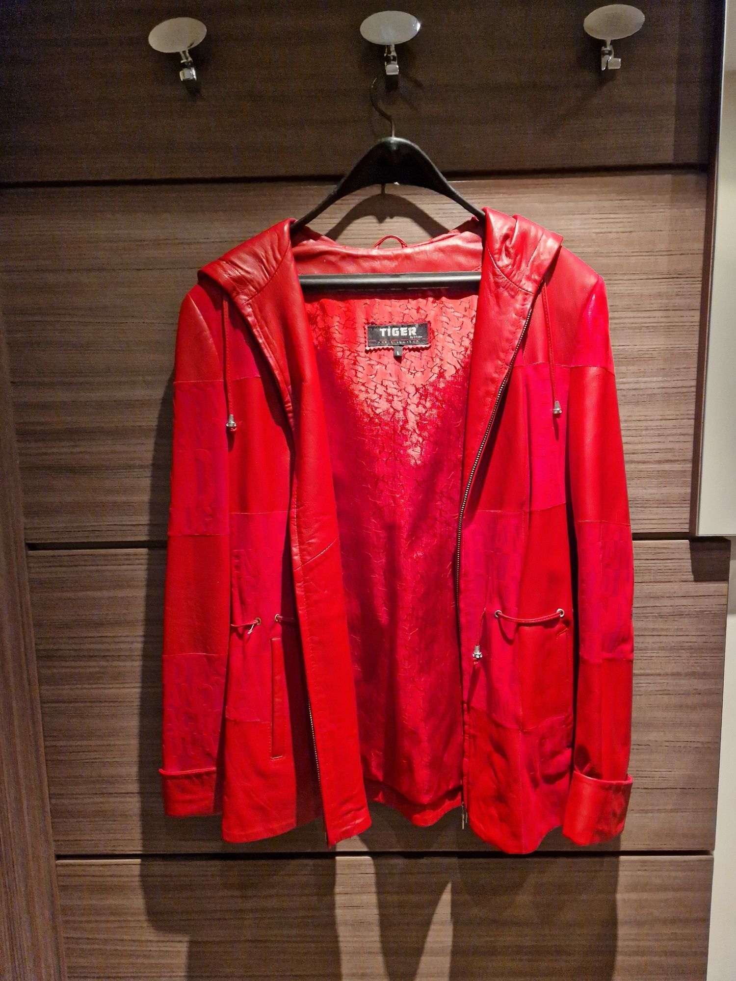 Дамско червено яке от естествена кожа