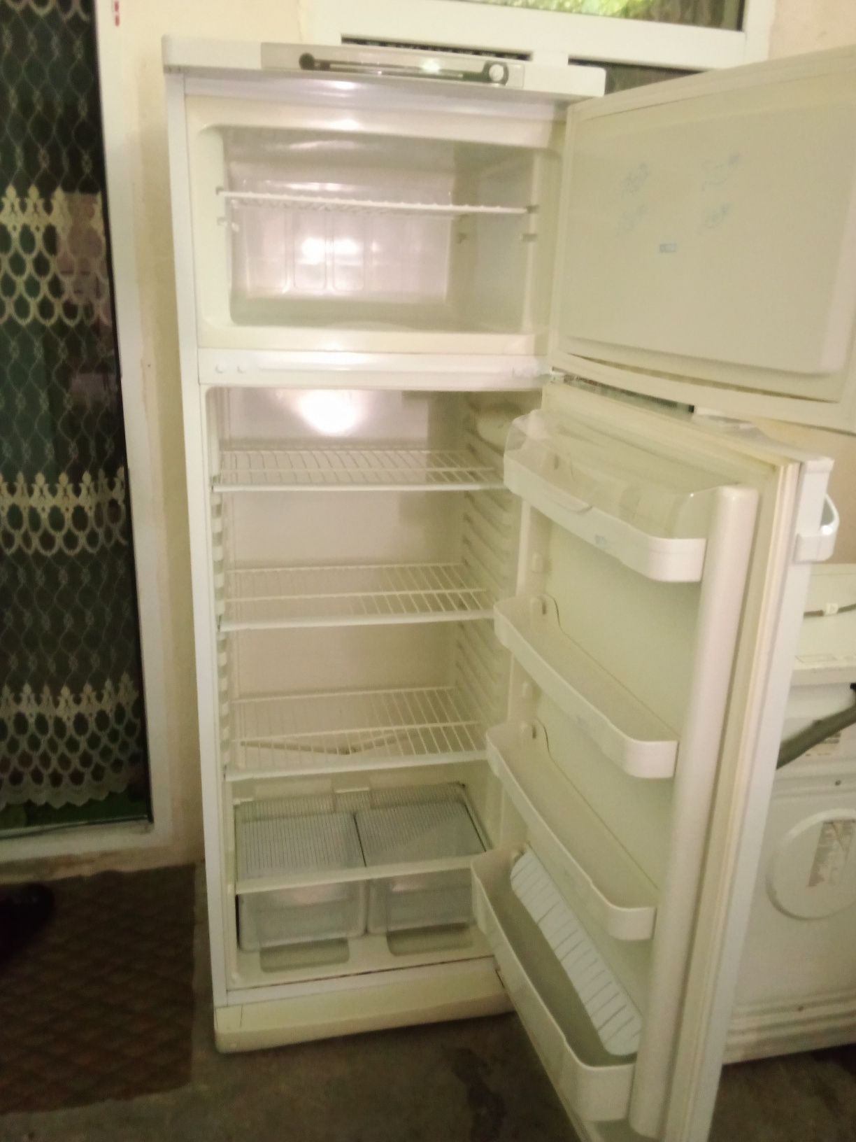 Срочно продам холодильник Индезит