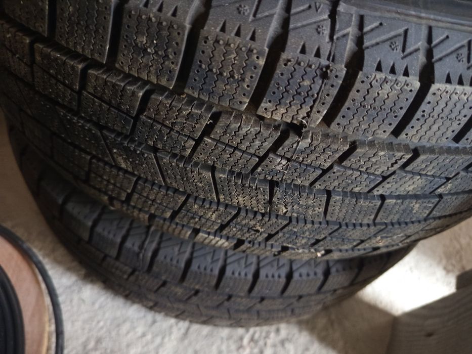 Продам резину 2шт новые 2 шт бу с дисками на бмв размер 15