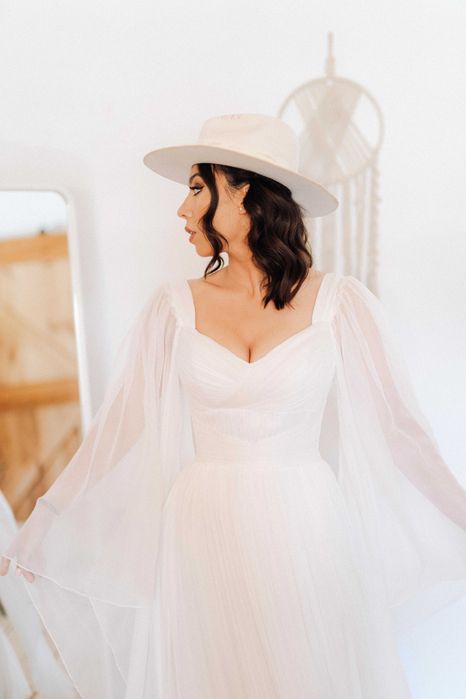 Rochie de mireasa din matase cu aripi fluture