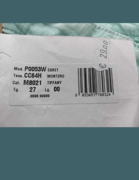 Pantaloni noi cu etichetă