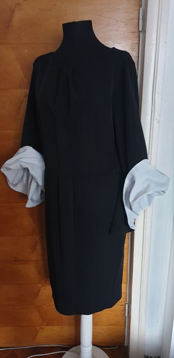 Rochie neagra cu manșete albe