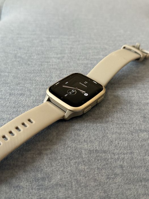 Смарт часовник garmin venu sq music gold