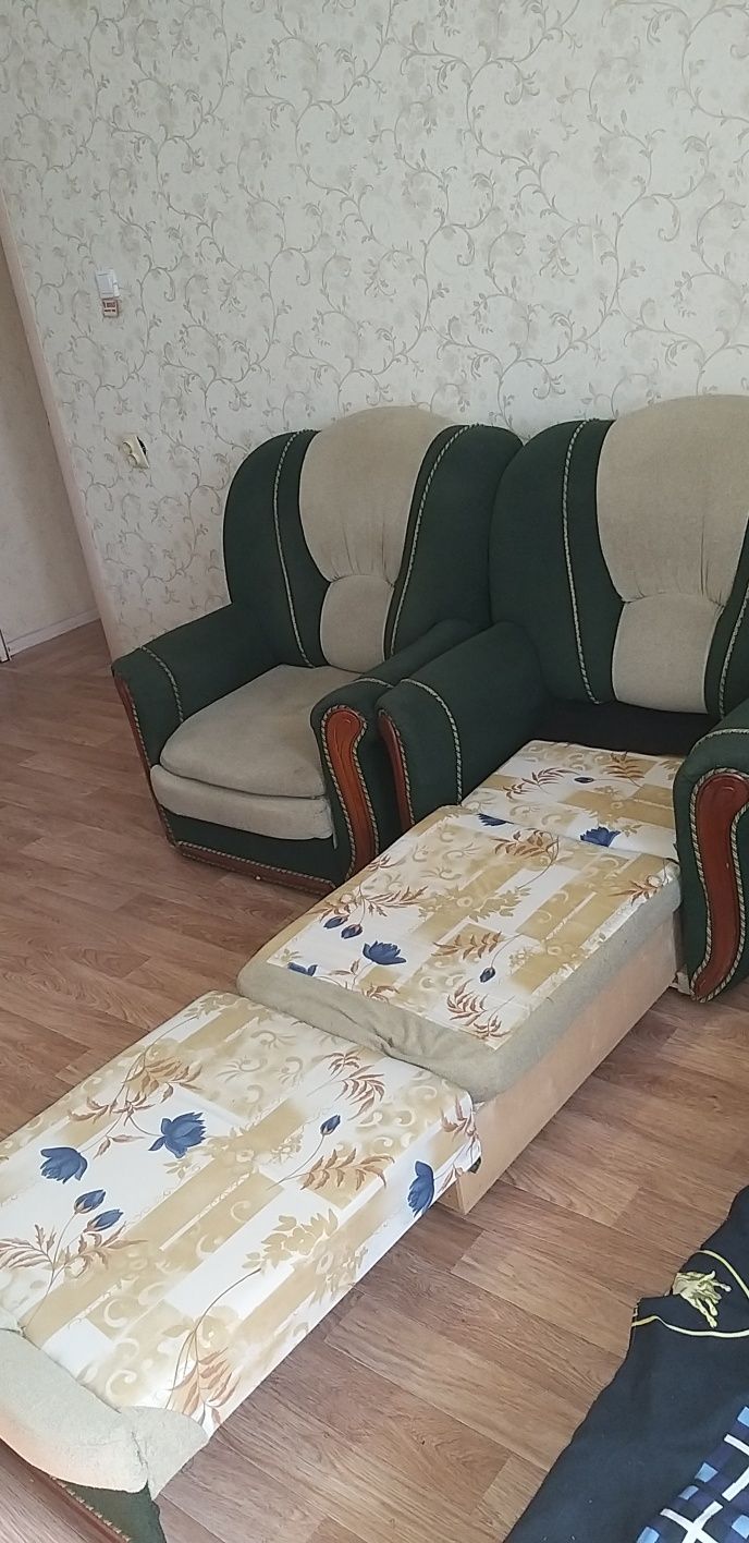 Продам два выдвижных кресла