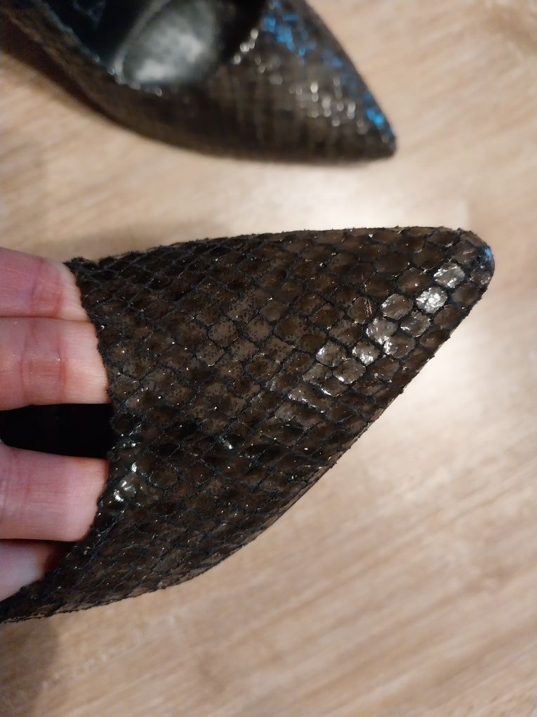 Pantofi deosebiți model piele de sarpe