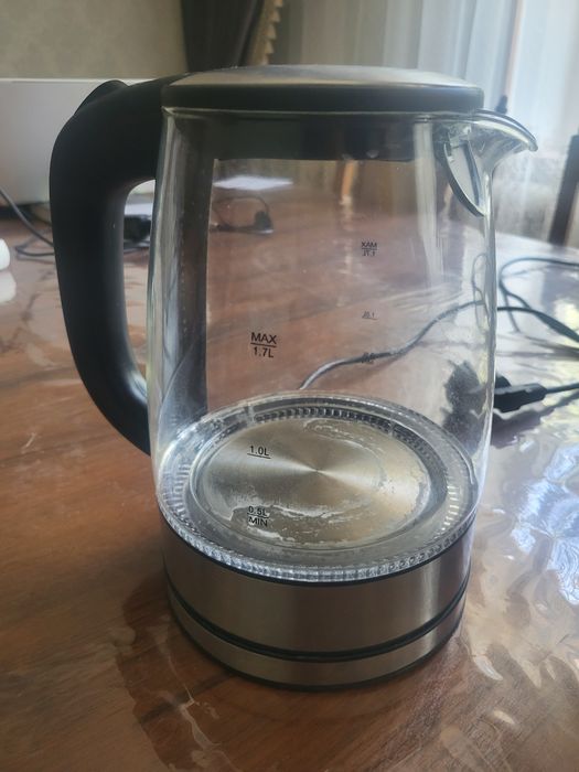 Электрический чайник с прозрачным телом