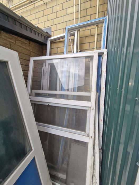 Продам пластиковые окна и двери хорошие состояние