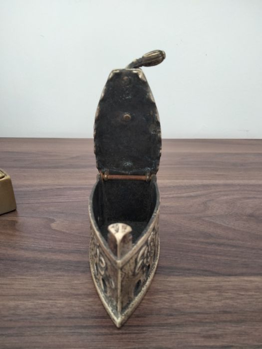 Călcător vechi, bronz