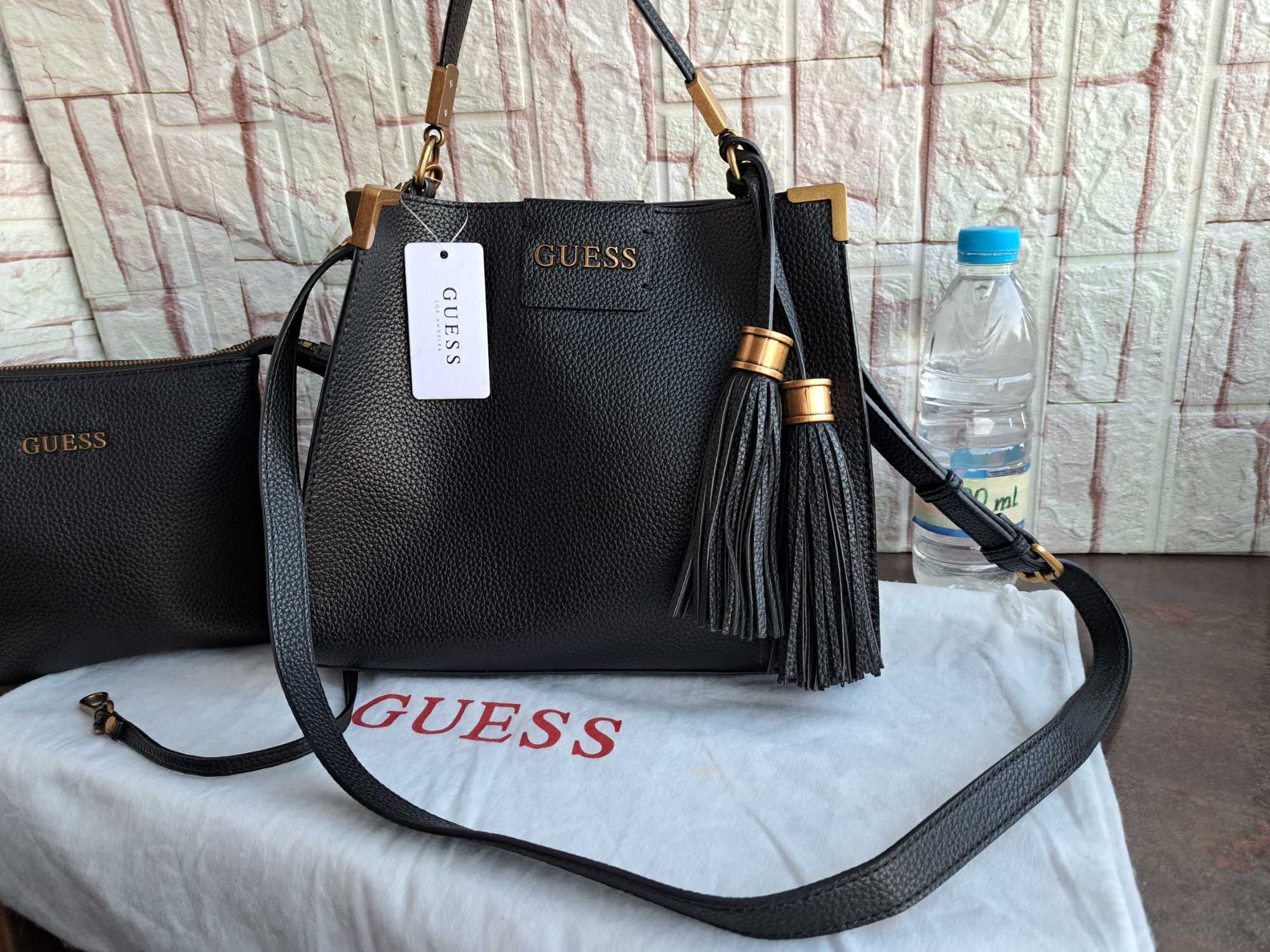 Guess-Нова черна чанта с пискюли