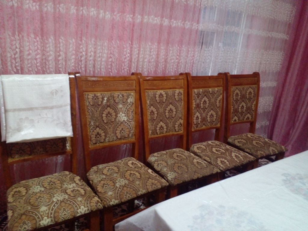 Мебель стол и стулья