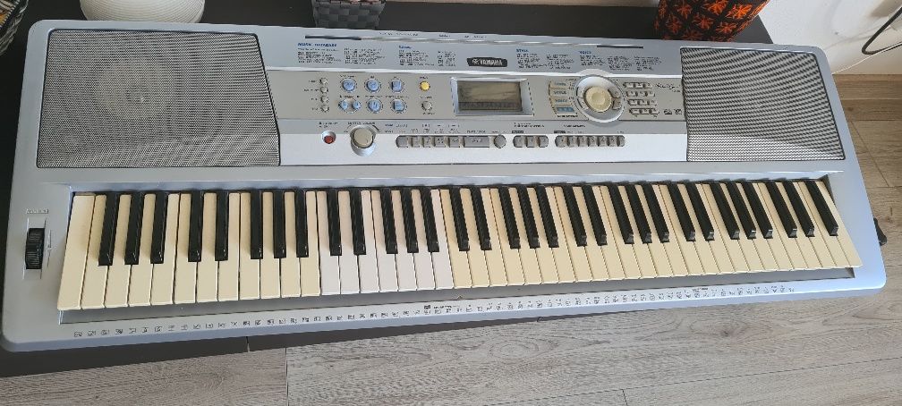 Orga yamaha DGX 202 6 octave .