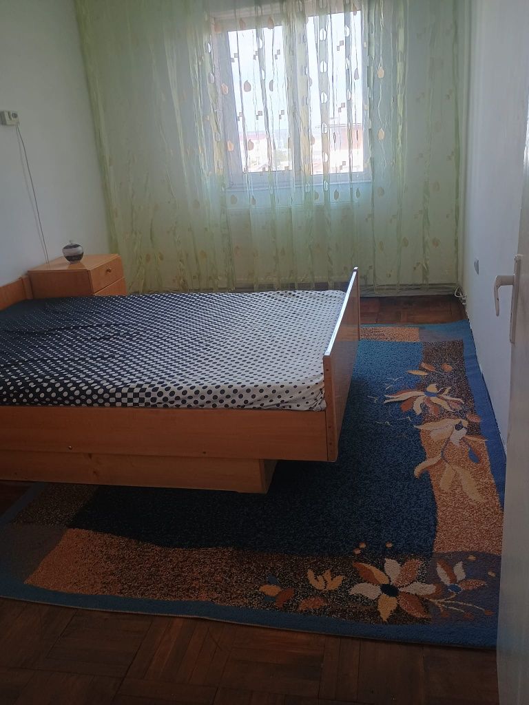 Închiriez apartament cu 2 camere