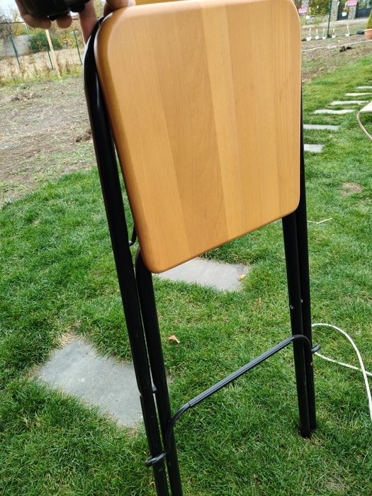 Scaune tip bar,2 fixe,2 pliabile, in stare buna 50 lei bucata, 200 tot