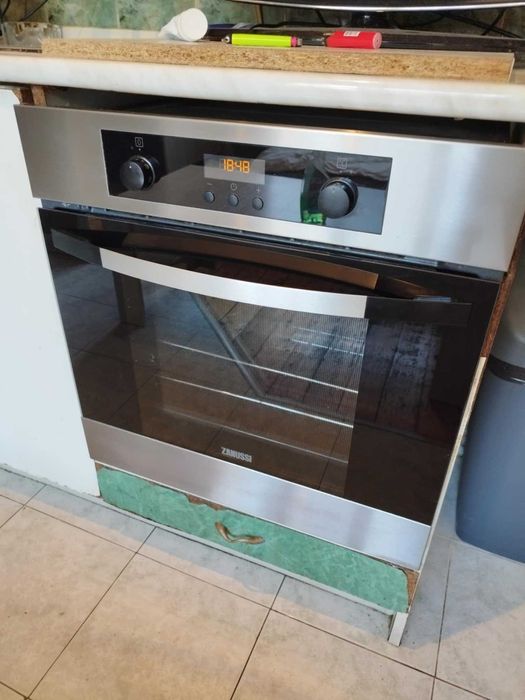 Мултифункционална фурна за вграждане  Zanussi 72л. В отлично състояние