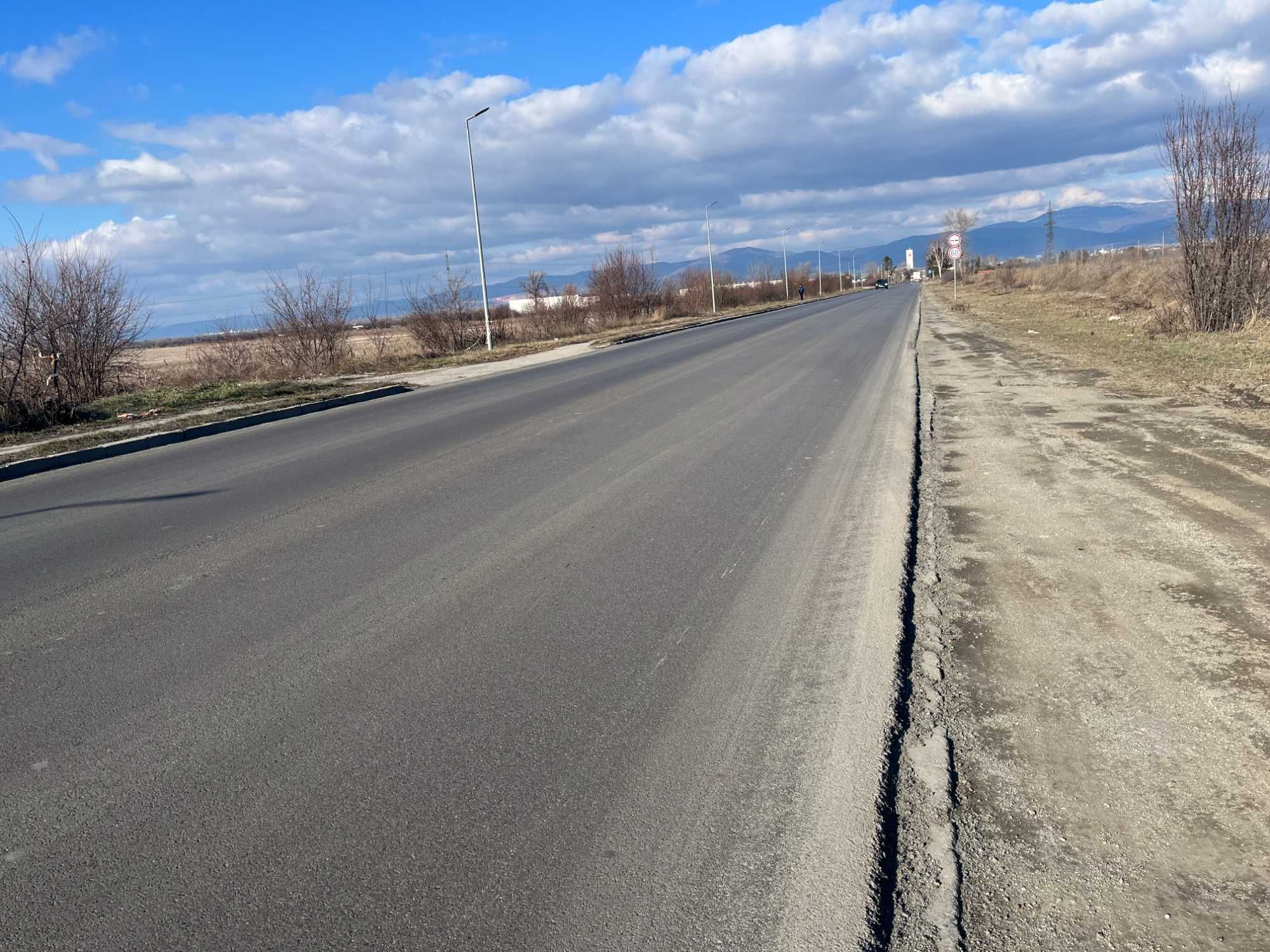 Продавам парцел на главен път III - 105 в землището на град Елин Пелин