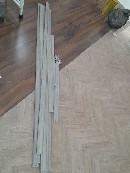 Плинтус кабинетке койылған еді