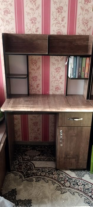 Письменный стол.